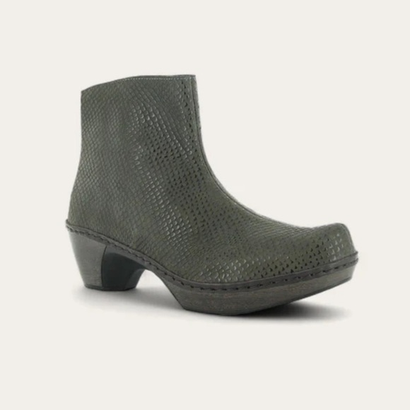 NWOB Naot Almeria Brown Croc Leather Heeled Bootie Voyage Collection